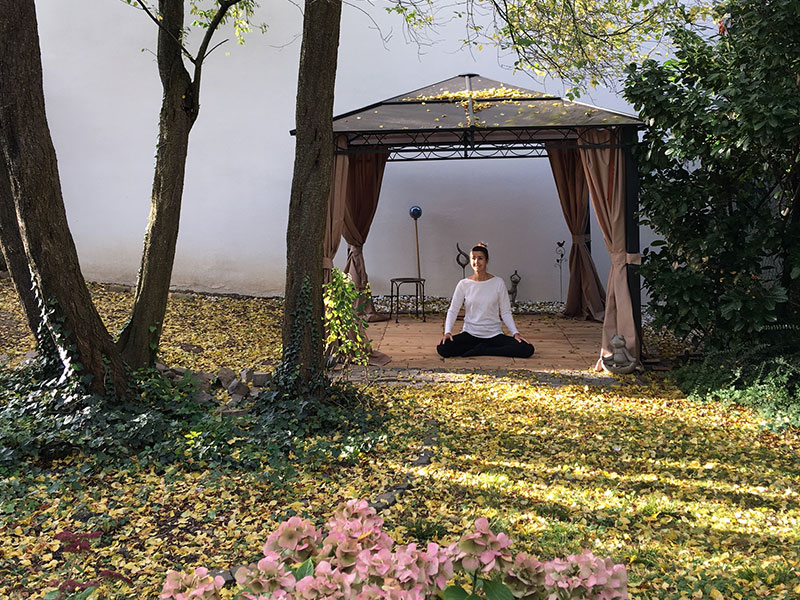 Daniela Brohlburg meditierend im Plumgarden